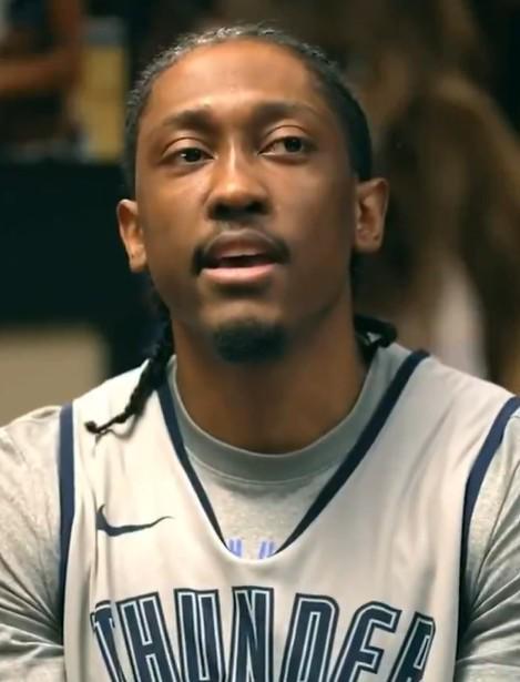 曼巴门徒，杰威赛前接受采访时谈为何穿8号：因为科比