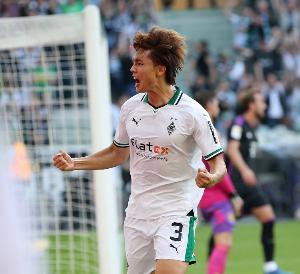 开云体育-记者：阿贾克斯报价门兴中卫板仓滉遭拒，法兰克福希望截胡