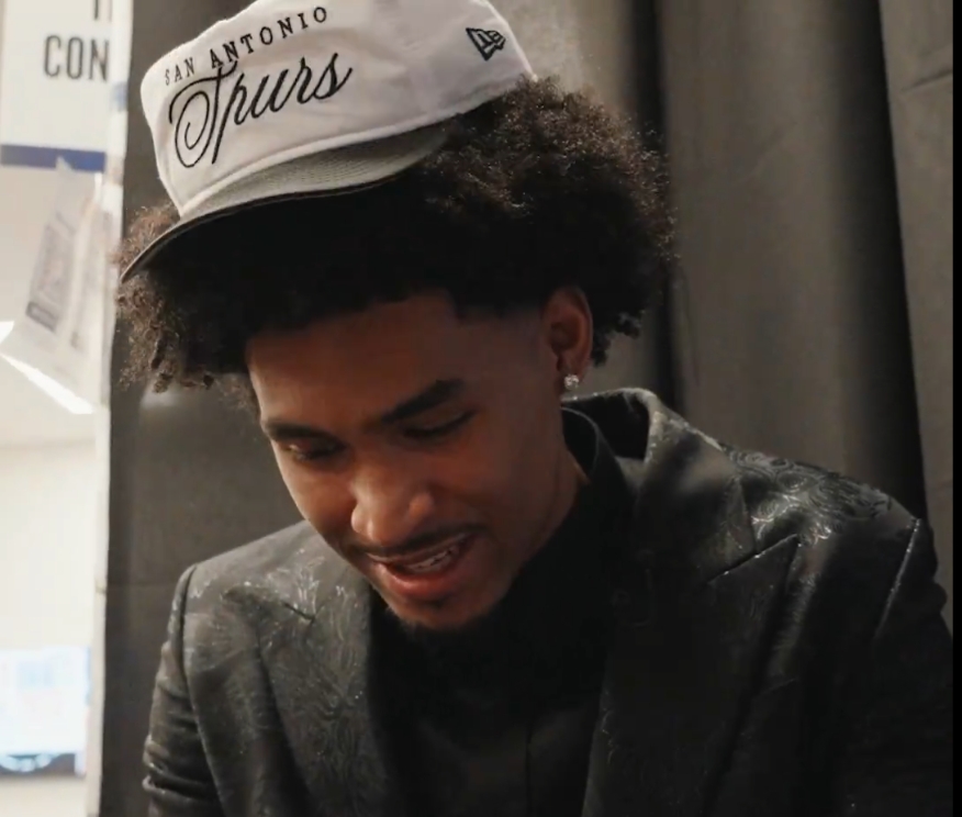 🤝文班亚马与哈珀视频连线：哟！我为马刺打球 我叫维克托！