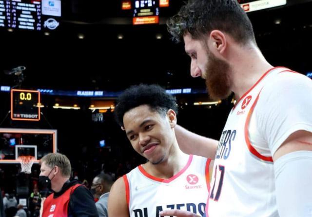 kaiyun 官网-一夜蜕变！安芬尼·西蒙斯：砍生涯新高送别外公